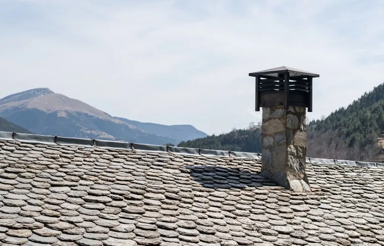 Cubierta de pizarra natural en una vivienda de la Sierra de Guadarrama, Madrid