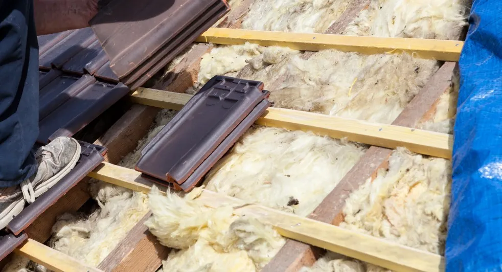 Aislamiento térmico deficiente bajo una cubierta de pizarra en Madrid