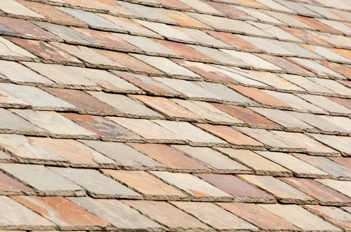 Tejado de pizarra multicolor recién colocado en una vivienda de Madrid