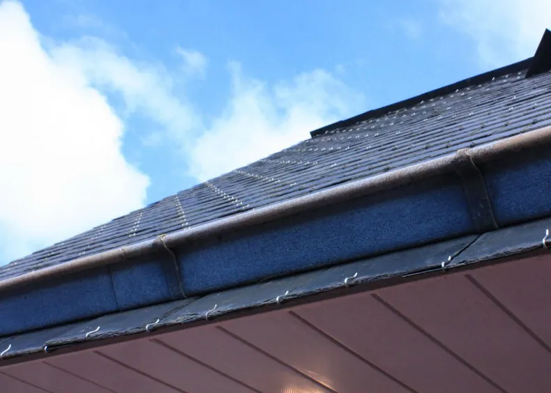 Placas solares fotovoltaicas instaladas sobre un tejado de pizarra sin perforar la cubierta