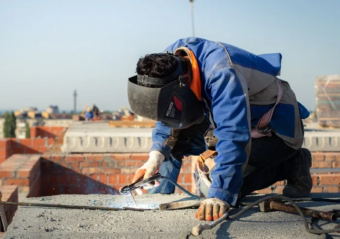 Reparación y soldadura de una limahoya de zinc en una cubierta de pizarra