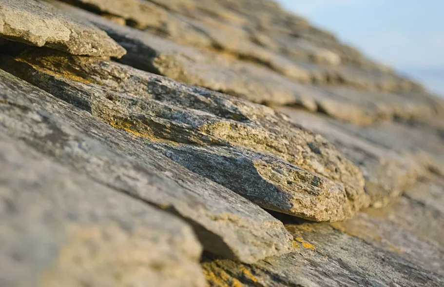 Detalle macro de la veta de una pizarra natural gallega certificada UNE-EN 12326