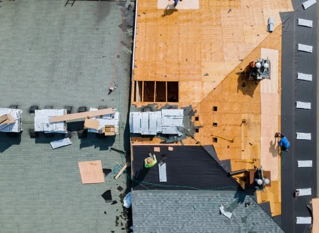 Vista aérea de una obra de cubierta en una vivienda de Madrid sujeta a licencia municipal